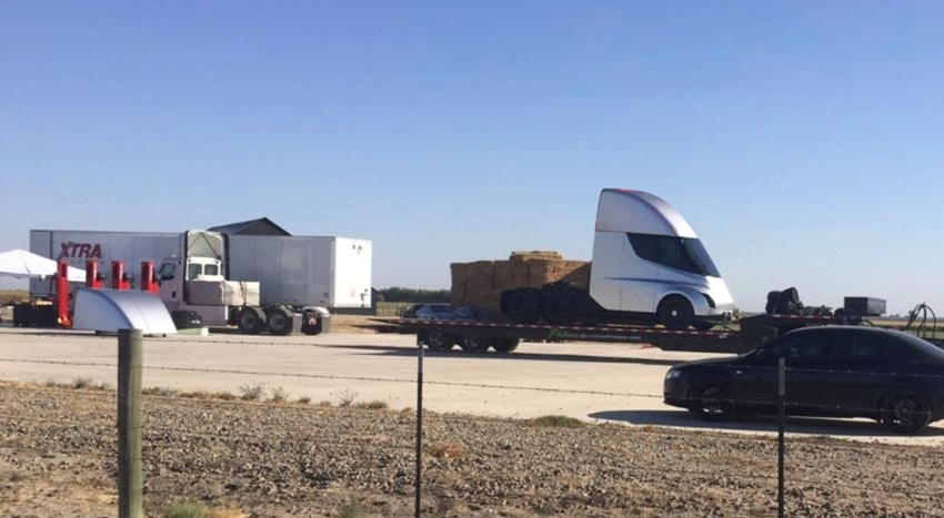 В Сеть утекли первые фото электрофуры Tesla Semi Truck