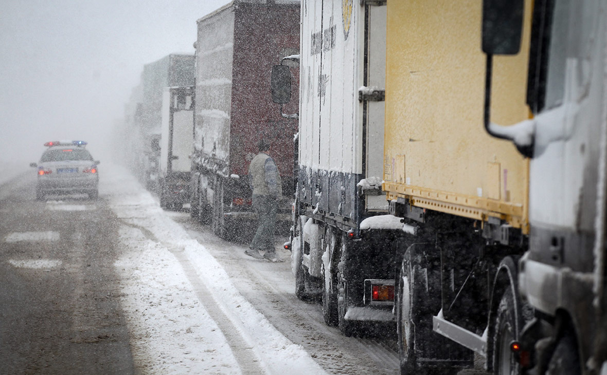 Во Владивостоке проезд большегрузных машин приостановлен по причине снегопада