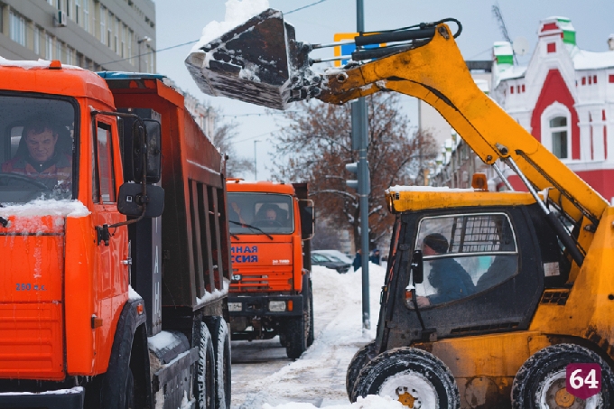 Администрация Саратова: вывозить снег с помощью большегрузов дешевле, чем его плавить