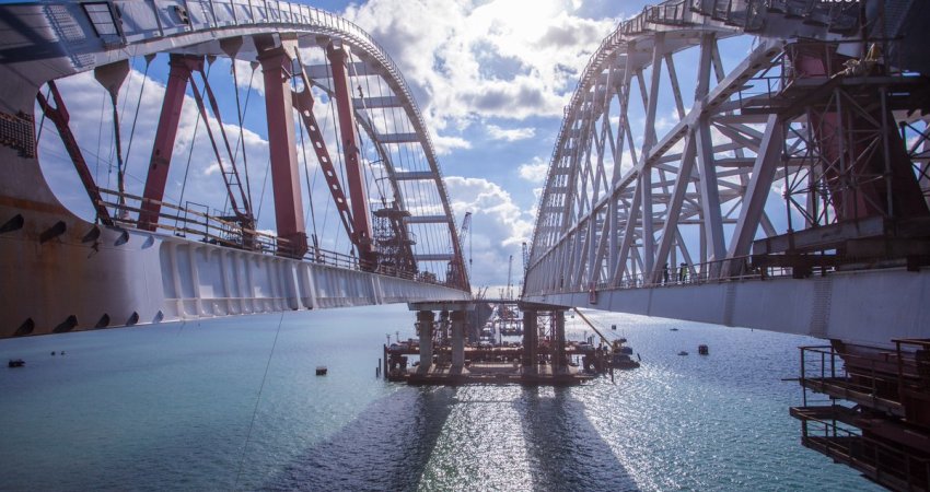 Автодорожная арка крымского моста поднята на проектную высоту 35 метров: видео