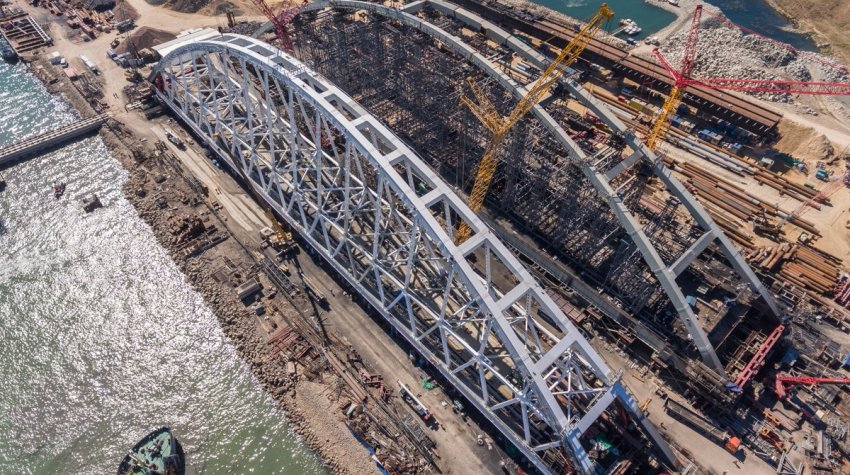 Железнодорожная арка Крымского моста будет закреплена над фарватером в течение вторника: видео