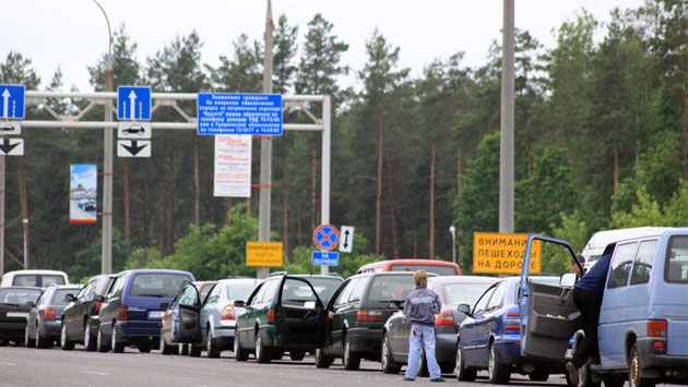  Дальнобойщики сутками стоят на границе Украины и Польши