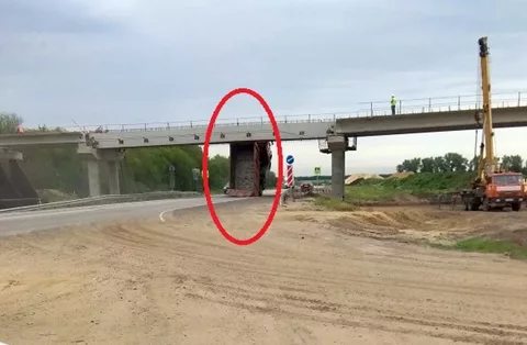 Неуклюжий грузовик, зацепивший кузовом мост в Воронеже