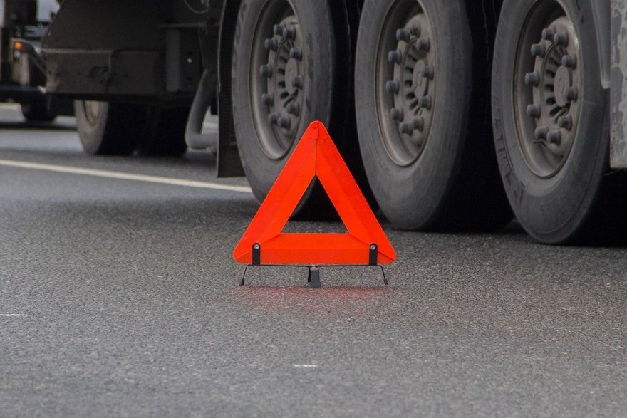 В Мурманской области умер водитель микроавтобуса в аварии с участием двух грузовиков
