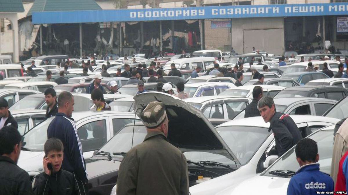 100 машин не могли выехать с дороги в Таджикистане