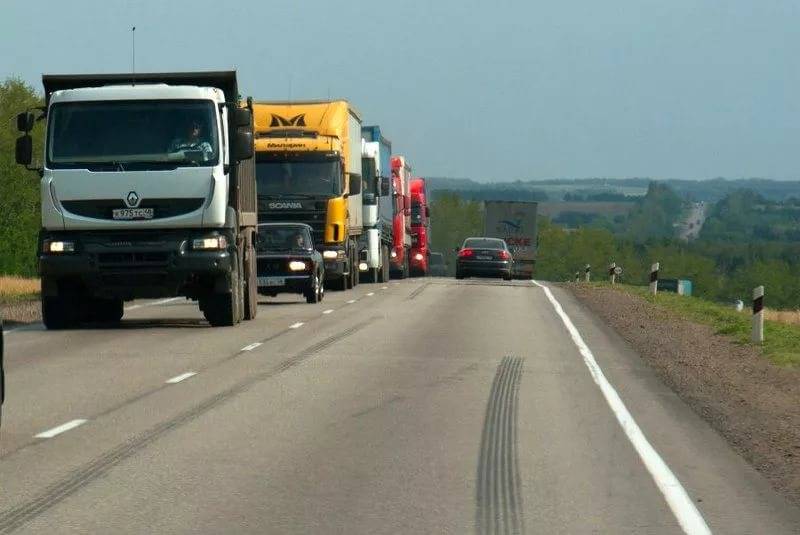 По Украине перекрывают дороги для грузовиков по причине высокой температуры