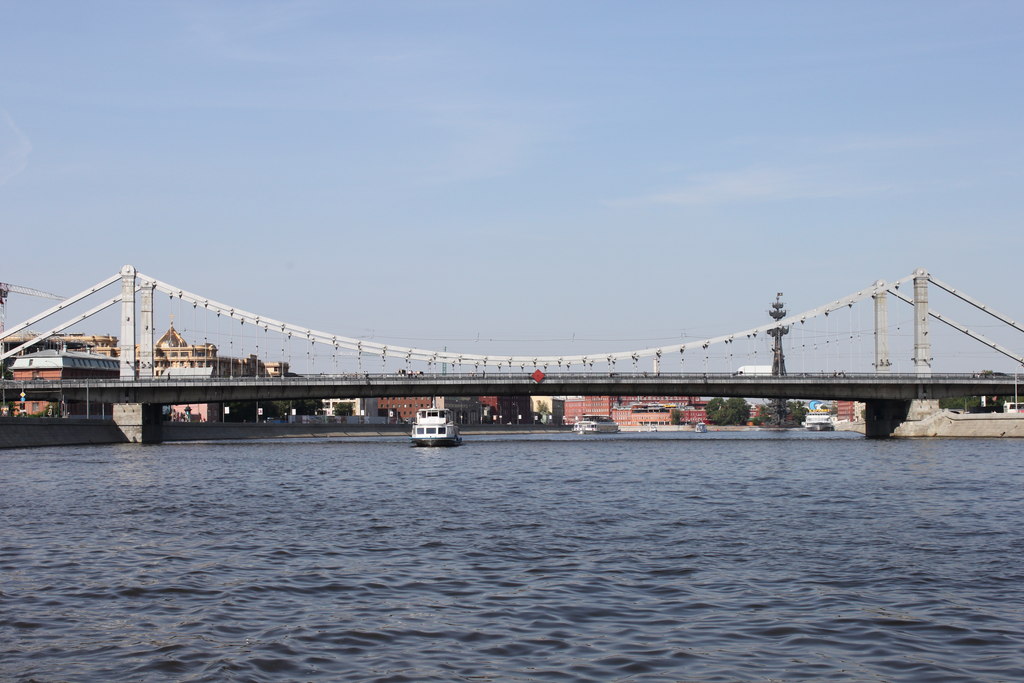 Грузовики смогут проехать через Крымский мост с начала октября