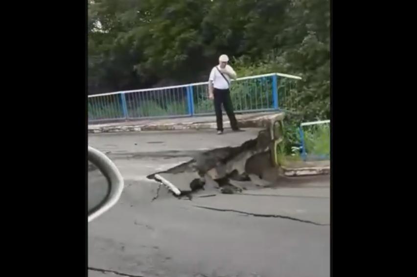 Появилось видео обрушения моста под лесовозом близ Арсеньева, Центральное Приморье