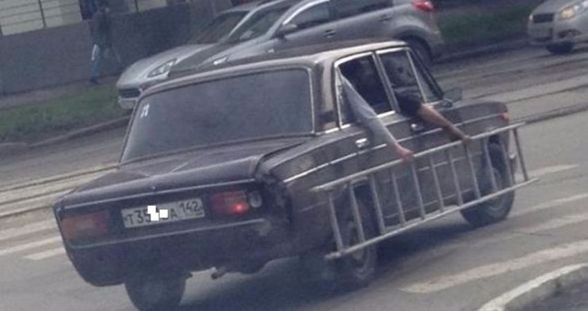 В Новокузнецке лестницу перевозили снаружи автомобиля