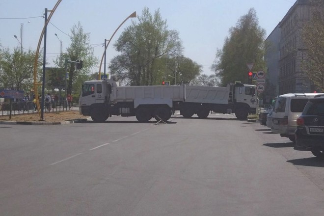 В Благовещенске в День Победы улицы перекрыли с помощью грузовиков