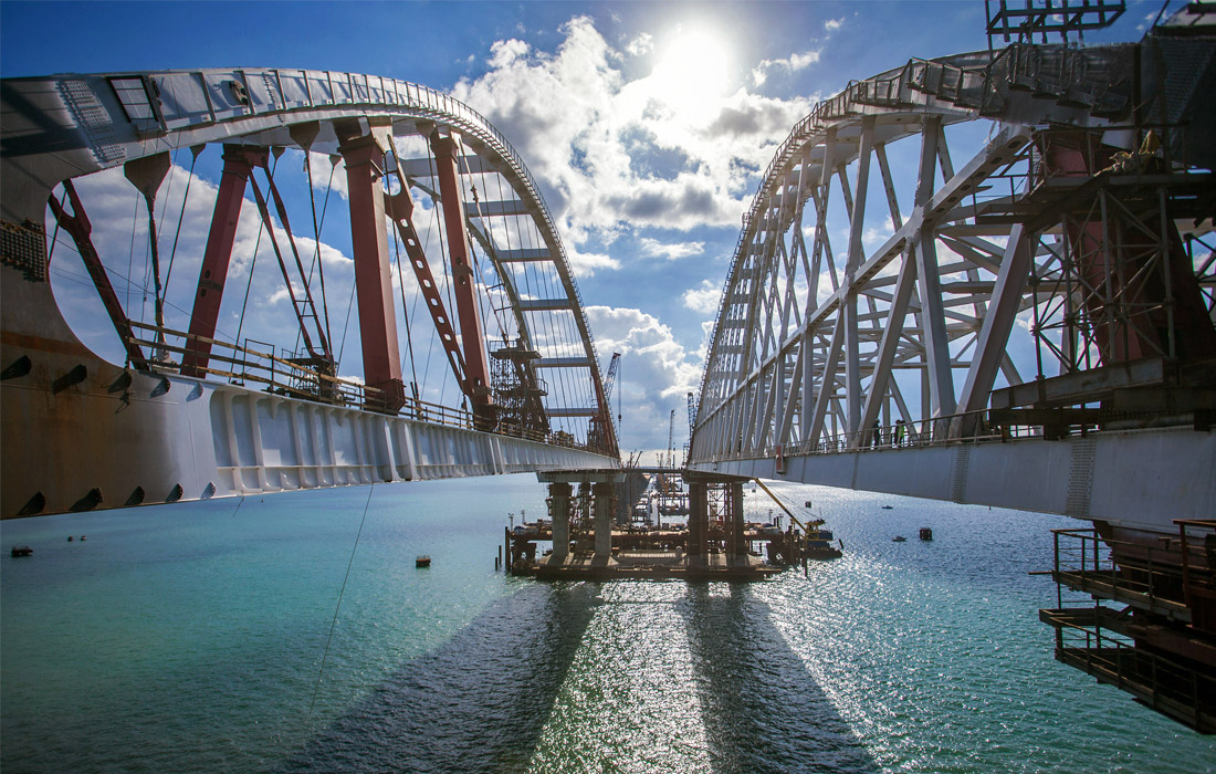 Самым регулярным нарушением правил передвижения на Крымском мосту стала остановка для фото