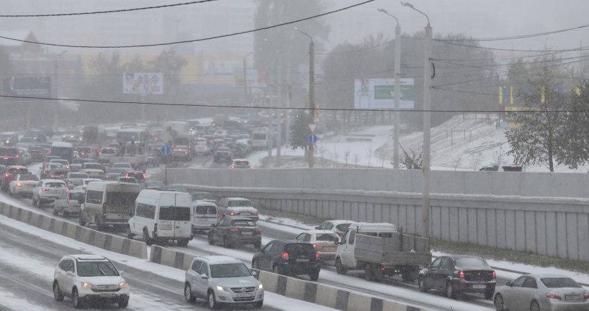 «Зима пришла в Челябинск»: Во вторник город встал в 9-балльных пробках из-за гололеда